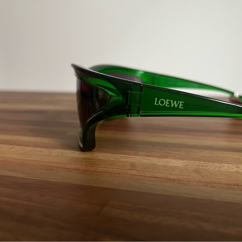 NWT Loewe Arch Mask LW40143U Green Wrap Sunglasses with Dark Lenses - Picture 10 of 13